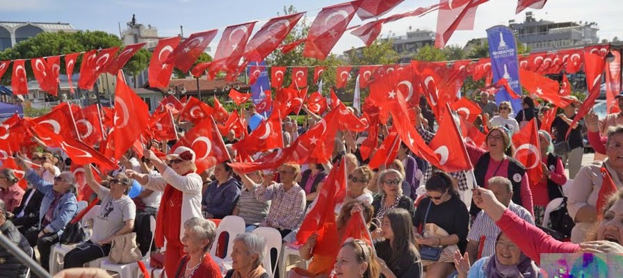 İzmir’de en büyük bayrama en görkemli kutlama