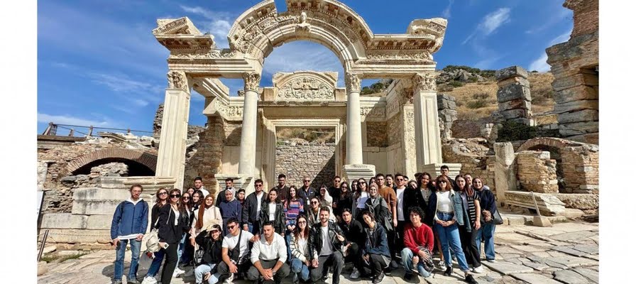 İzmir’de gençler için kültür gezileri başladı