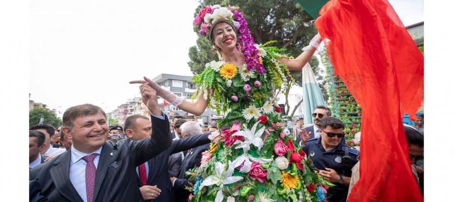 İzmir’in geleneksel festivaliyle Bayındır’da yine çiçekler açtı