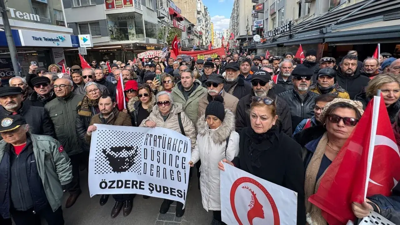 İzmir'de, teğmenlerin ihracına tepki