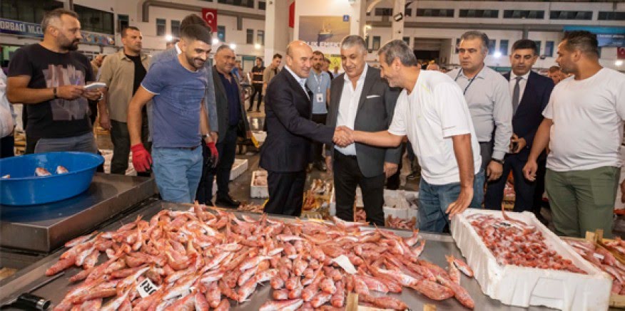 İzmirli balıkçılar sezonu açtı, siftahı Başkan Soyer yaptı