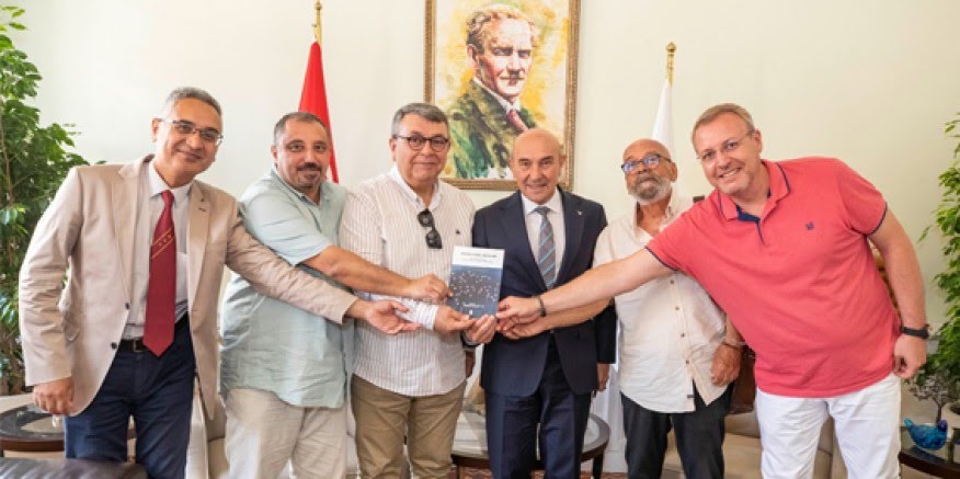 İzmirli gazeteciler anılarını bir kitapta topladı  “Nerede Haber Orada Biz??