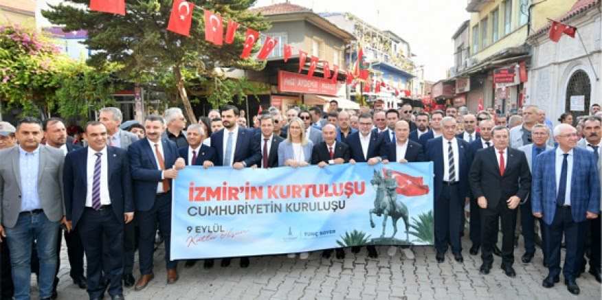 İzmirliler geleneksel Zafer Yürüyüşü’nde buluştu