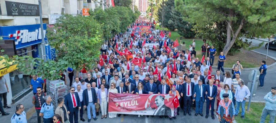 İzmirliler Zafer Yürüyüşü’nde buluştu
