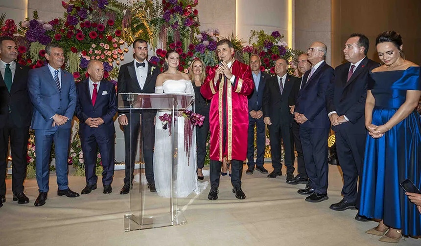 CHP Lideri Özel, Çeşme’de Nikah Şahitliği Yaptı
