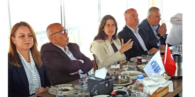 Başkan Lal Denizli muhtarlarla buluştu: Çeşme’de yeni projeleri ve belediyeye yönelik soruşturmayı değerlendirdi