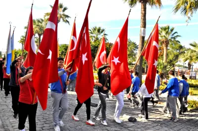 Cumhuriyet coşkusu Çeşme, Alaçatı ve Dalyan sokaklarına taştı