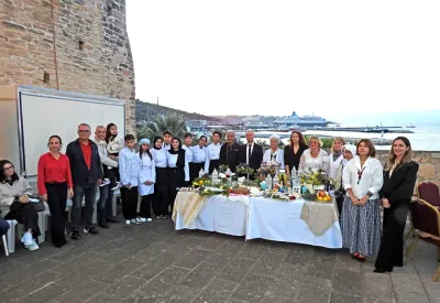 Çeşme Kalesi’nde “Kültür Sofrası”: Yerel lezzetler müzikle buluştu