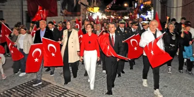 Çeşme’de Cumhuriyet coşkusu fener alayı ve konserle taçlandı
