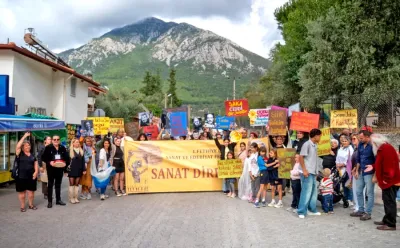 ÜZÜMLÜ'DE SANAT SAHNEYE SIĞMADI, HAYATA KARIŞTI