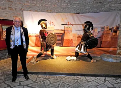 Ali Rıza İşipek’in “Homeros ve Troya” sergisi Çeşme Kalesi’nde açıldı