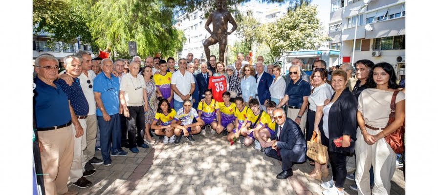 Konak’ta Metin Oktay’a anıtı başında anma