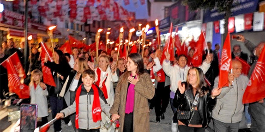Lal Denizli, Çeşmeli kadınlarla yürüdü