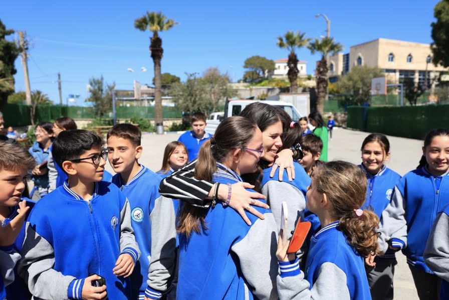 Çeşme Belediyesinden okullara sosyal alan desteği