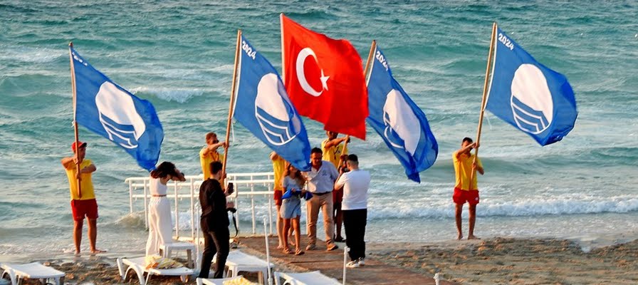 Mavi Bayrak, Ilıca Plajı'nda törenle göndere çekildi