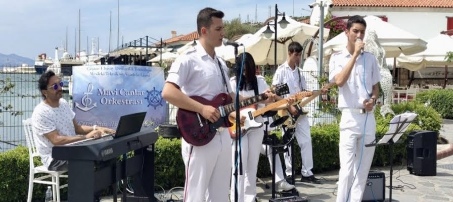 Mavi Canlar Orkestrası, Çeşme Marina’da Konser Verdi