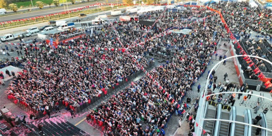 Narlıdere Metrosu'nda Haluk Levent coşkusu