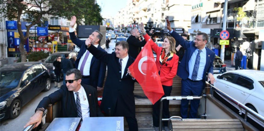 Özel ve Tugay üstü açık otobüsle İzmirliler’i selamladı