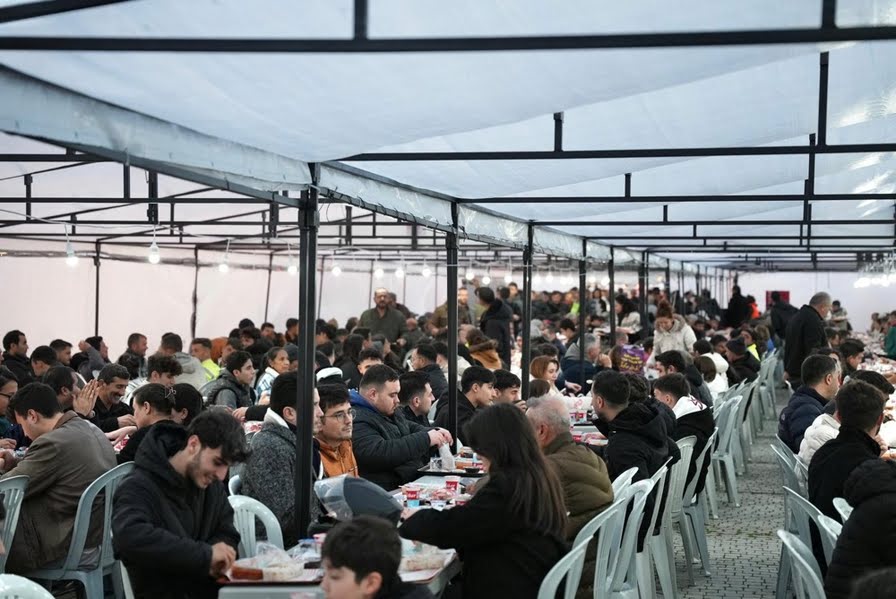 Başkan Denizli: “Çeşme’de kurulan her iftar sofrası, bu kentin birlikte yaşama kültürünün en güzel yansımalarından biri.??