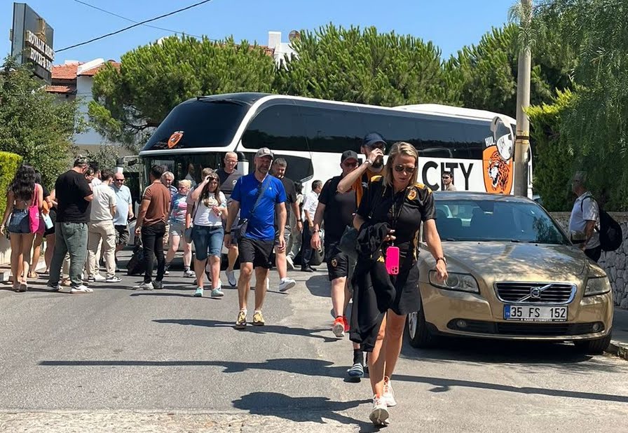 Hull City taraftarları sezon öncesi tatili için Çeşme’de