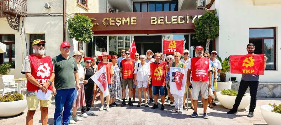 TKP Çeşme’den Belediye Önünde Basın Açıklaması: “Çeşme’nin Geleceği Satılık Değildir!??