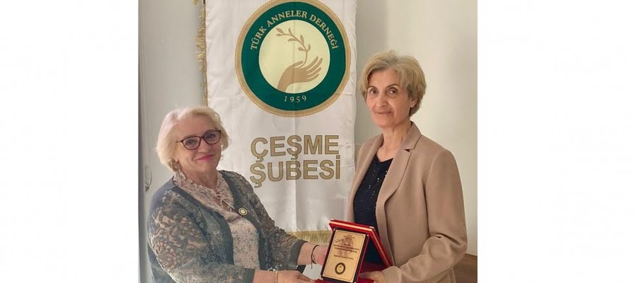 Türk Anneler Derneği Çeşme Şubesi’nden Şehit Annesine Plaket