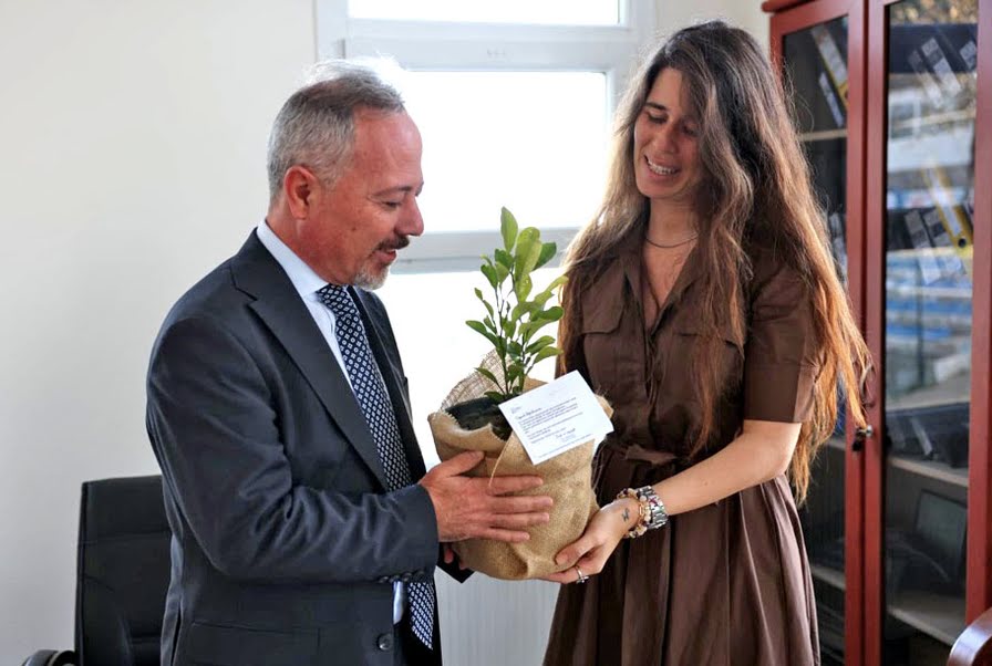 Çeşme Belediyesinden öğretmenlere anlamlı 24 Kasım hediyesi    
