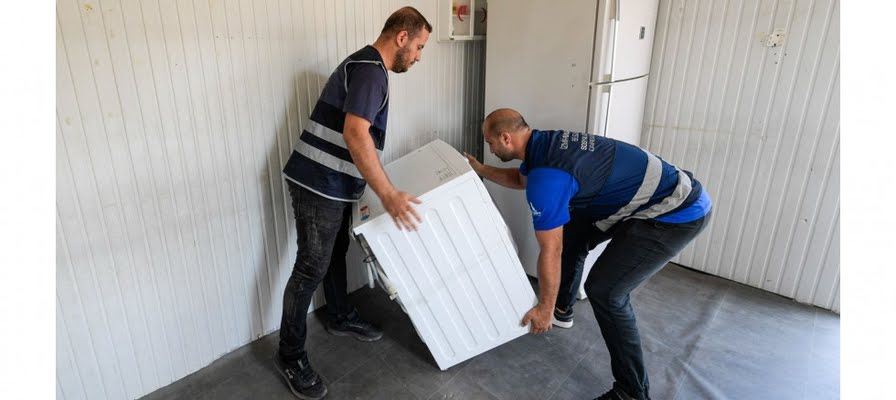 Yangınların ardından İzmir’in yaraları sarılıyor  Büyükşehir’den 71 haneye 3 buçuk milyon TL’yi aşan destek