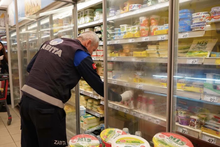 Çeşme Belediyesi Zabıta ekiplerinden market ve okul kantinlerine sıkı denetim